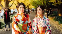 Sandra Dewi (kiri) dan adiknya, Kartika Dewi saat berkeliling menikmati pemandangan di kawasan Asakusa Sensoji Temple, Jepang. (instagram/@sandradewi88)