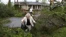 Seorang nenek terlihat melewati pohon-pohon tumbang untuk masuk ke rumahnya setelah tornado menerjang beberapa kota di selatan Amerika Serikat, Senin, (28/4/14). (REUTERS/Thomas Wells)