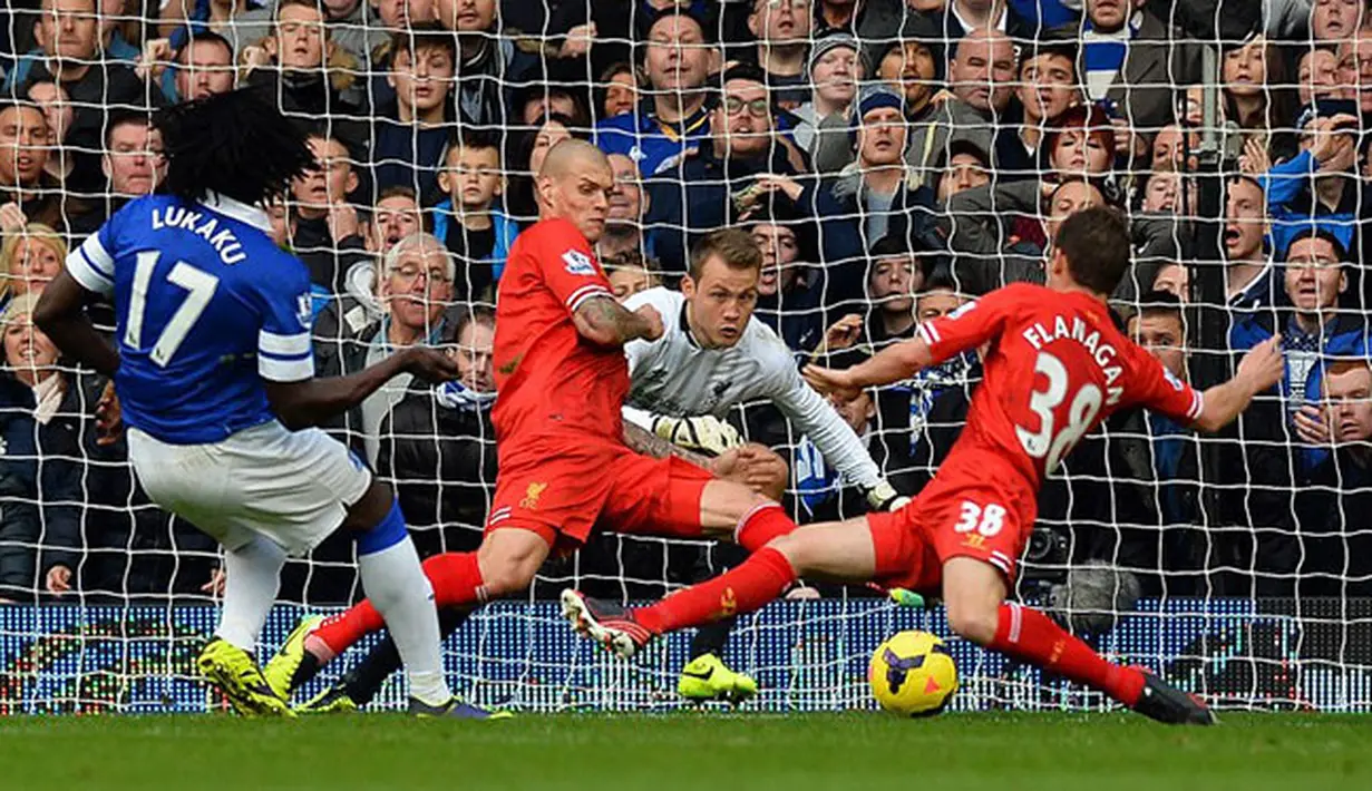 Tendangan keras Romelu Lukaku merobek gawang Liverpool pada pertandingan sepak bola Liga Inggris antara Everton melawan Liverpool di Goodison Park, Liverpool, Sabtu (23/11/2013). (AFP/Paul Ellis)