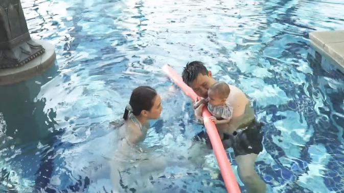 Shandy Aulia ajari anaknya berenang (Sumber: YouTube/Shandy Aulia)