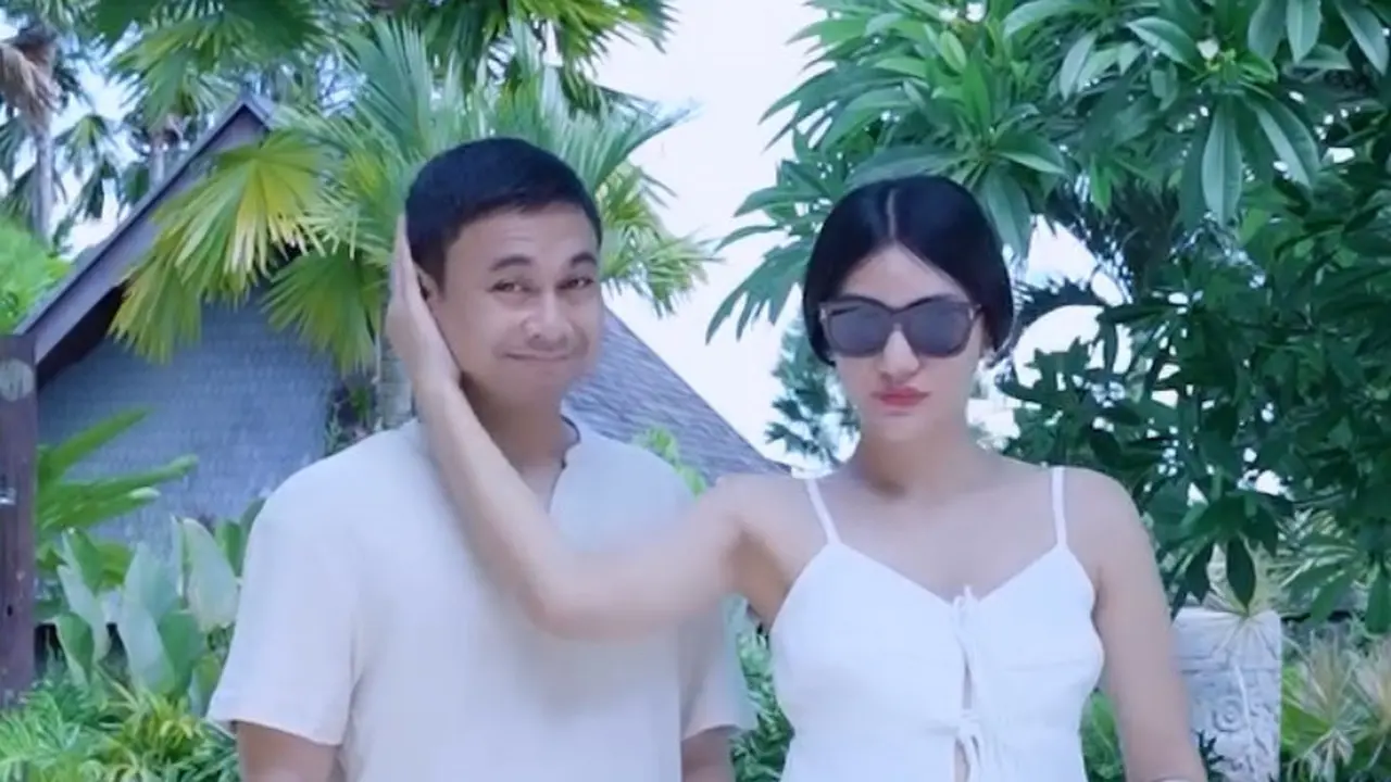 Gaya Serasi Raditya Dika dan Anissa Aziza