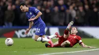 Gelandang Chelsea, Pedro, berebut bola dengan gelandang Liverpool, James Milner, pada laga Piala FA di Stadion Stamford Bridge, Selasa (3/3/2020). Chelsea menang 2-0 atas Liverpool.(AP/Kirsty Wigglesworth)