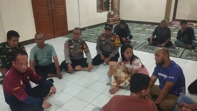 Polsek Cimanggis bersama pemerintah setempat melakukan mediasi antar warga terkait buntut polemik pembakaran sampah di wilayah Tapos, Depok