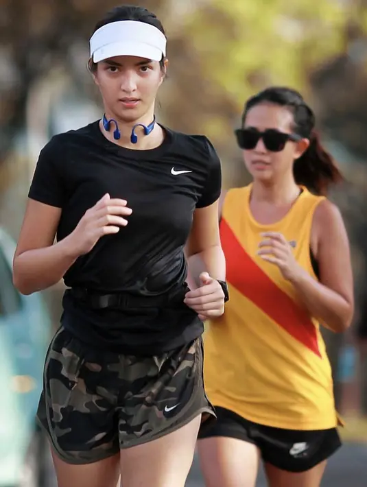 Tak hanya cerah, Nia tampil dengan atasan hitam dan short pants loreng dari Nike.  (@ramadhaniabakrie)