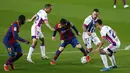 Striker Barcelona, Lionel Messi, berusaha melewati pemain Real Valladolid pada laga Liga Spanyol di Stadion Camp Nou, Selasa (6/4/2021). Barcelona menang dengan skor 1-0. (AP Photo/Joan Monfort)