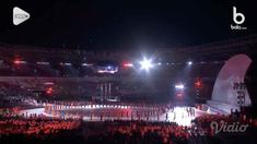 Para atlet putri Indonesia tampil menggunakan kebaya saat parade kontingen di pembukaan Asian Para Games 2018.