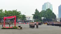 Kapolda Metro Jaya Irjen Karyoto memimpin Upacara Sertijab sejumlah jabatan strategis di Polda Metro Jaya, Jumat (29/12/2023). Jabatan Dirreskrimum Polda Metro Jaya resmi dijabat Kombes Wira Satya Triputra menggantikan Brigjen Pol Hengki Haryadi. (Merdeka.com)