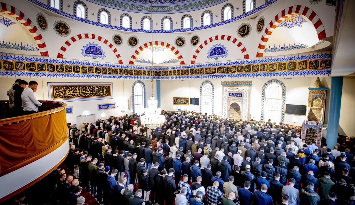 Umat Islam mengikuti Sholat Idul Fitri, yang menandai berakhirnya bulan suci Ramadhan, di Masjid Mevlana di Rotterdam, pada 21 April 2023. (Robin UTRECHT / ANP / AFP)