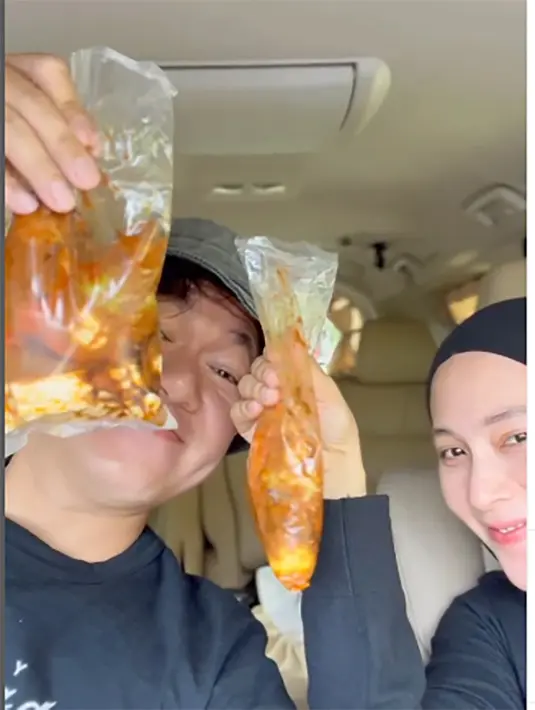 Momen Melki dan istri berburu somay. Keduanya kompak makan dengan menggunakan plastik. "Makanan apapun kalo di makan langsung dari plastik bgini kok jadi makin enak ya. Kecuali nasi padang." tulisnya. [Instagram/melki.bajaj]