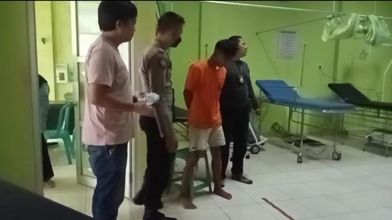 Badrussalam (21) pemuda asal Kecamatan Taraju, Kabupaten Tasikmalaya, Jawa Barat, akhirnya babak belur dihakimi setelah kepergok mencuri sepeda motor milik petani. (Liputan6.com/Jayadi Supriadin)