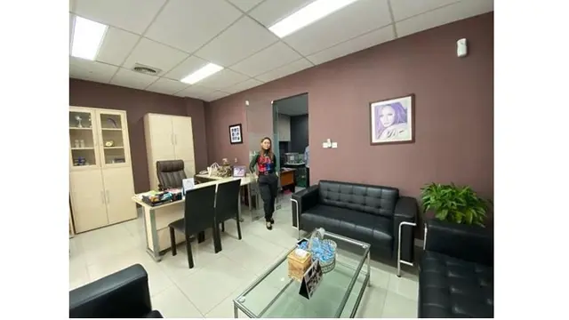 Di kantornya, Inul Daratista punya ruang kerja yang sangat luas lengkap dengan banyak perabotan.