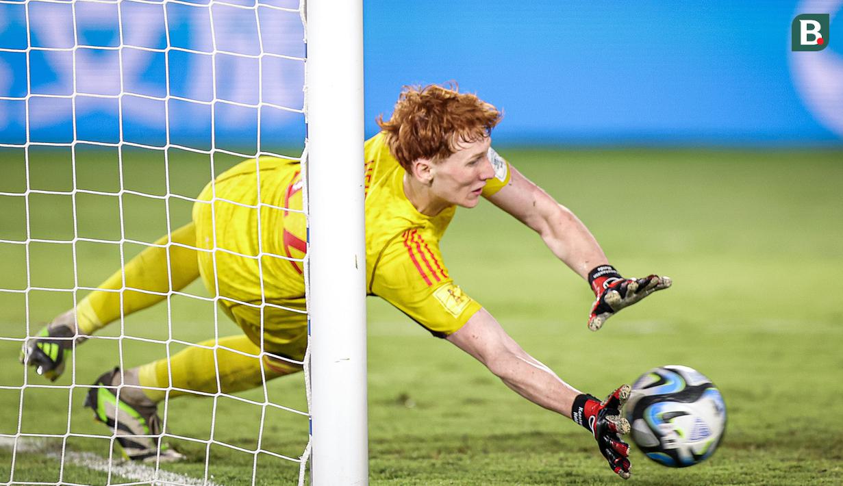 Konstantin Heide sukses menggagalkan dua eksekutor Prancis, Bastien Muepiyou dan Tidiam Gomis pada partai final Piala Dunia U-17 2023 di Stadion Manahan, Solo, Sabtu (2/12/2023) malam hari WIB. (Bola.com/Bagaskara Lazuardi)