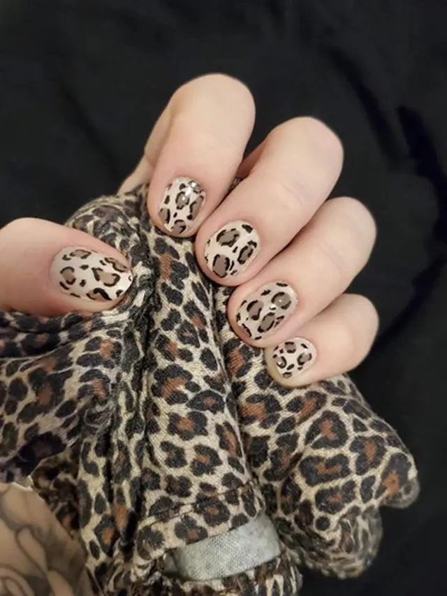 Desain Nail Art Dengan Detail Mewah