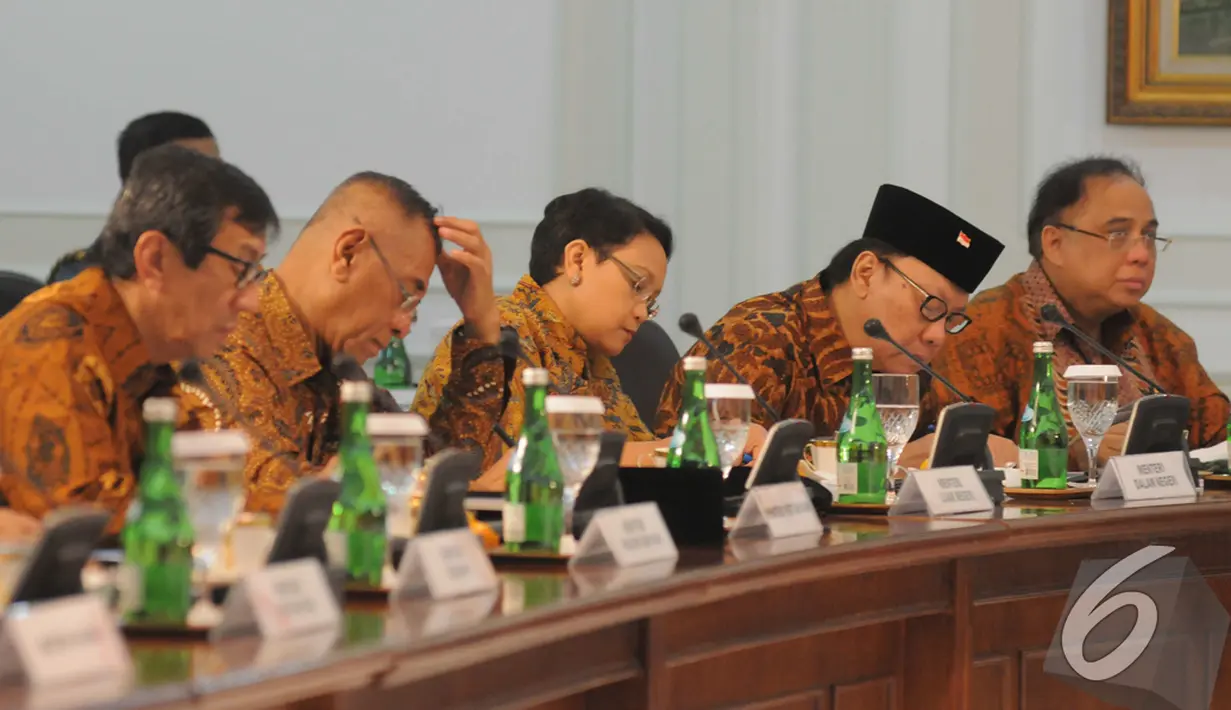 Para Menteri Kabinet Kerja menulis instruksi Presiden Joko Widodo dalam sidang perdana di Kantor Presiden, Jakarta, Senin (27/10/2014). (Liputan6.com/Herman Zakharia)