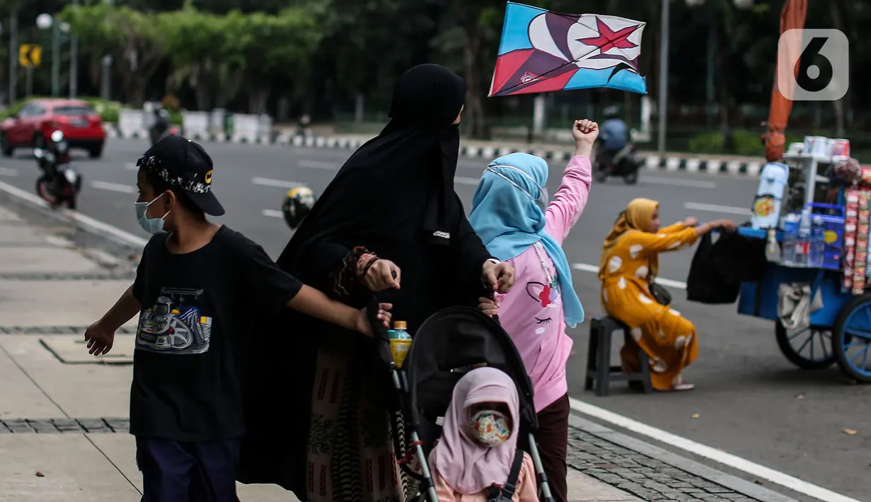 Warga beraktivitas di luar rumah saat PPKM level 3 di kawasan Monas, Jakarta, Sabtu (21/8/2021). Wagub DKI Jakarta Ahmad Riza Patria mengungkapkan, Jakarta sudah keluar dari zona merah setelah satu setengah bulan angka COVID-19 tinggi.  (Liputan6.com/Johan Tallo)