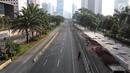 Suasana lengang di Jalan Sudirman, Jakarta, Minggu (17/6). Hari Bebas Kendaraan Bermotor (HBKB) atau Car Free Day (CFD) di Jakarta masih ditiadakan hari ini. (Liputan6.com/Arya Manggala)