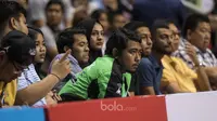 Driver Go-Jek tampak serius menyaksikan final IBL 2017 gim ketiga antara Satria Muda melawan Pelita Jaya di GOR Britama Arena, Jakarta, Minggu (7/5/2017). Satria Muda kalah 62-72 dari Pelita Jaya. (Bola.com/Vitalis Yogi Trisna)