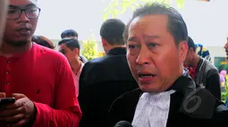 Kuasa hukum Suryadharma Ali, Humprhey R Djemat memberi keterangan di Pengadilan Negeri Jakarta Selatan, Senin (30/3/2015). Sidang gugatan praperadilan SDA ditunda hingga besok, Selasa (31/3). (Liputan6.com/Yoppy Renato)