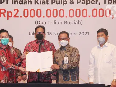 Dirut Bank DKI Fidri Arnaldy (tengah) didampingi Direktur Keuangan Romy Wijayanto dan Direktur Keuangan Indah Kiat Pulp & Paper Kurniawan Yuwono foto bersama usai penandatanganan perjanjian kredit sindikasi investasi refinancing senilai Rp2 triliun di Jakarta,Senin (15/11/2021)(Liputan6.com/HO/BDKI)
