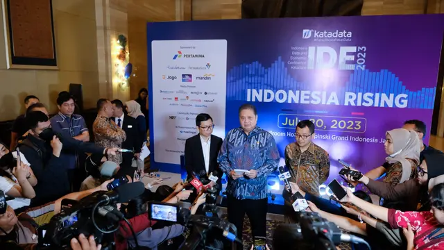 Menteri Koordinator Bidang Perekonomian Airlangga Hartarto saat menyampaikan keynote speech mewakili Presiden Joko Widodo pada acara Indonesia Data and Economic (IDE) Katadata 2023, Kamis (19/7/2023). (Dok Kemenko Perekonomian)
