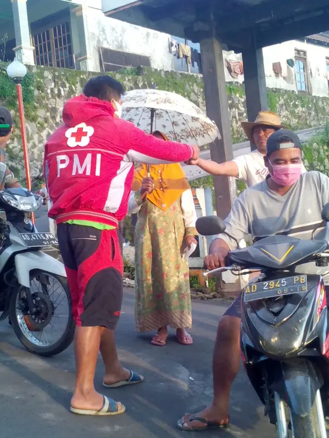 Pembagian masker untuk masyarakat usai letusan Gunung Merapi. (Foto: Liputan6.com/Wisnu Wardhana)