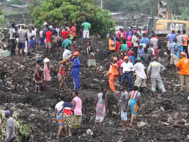 Petugas penyelamat mencari para korban yang tertimbun gunungan sampah longsor di ibu kota Mozambik, Maputo,  Senin (19/2). Gunung sampah tersebut menghancurkan beberapa rumah dan menewaskan sedikitnya 17 orang. (AP/Ferhat Momade)