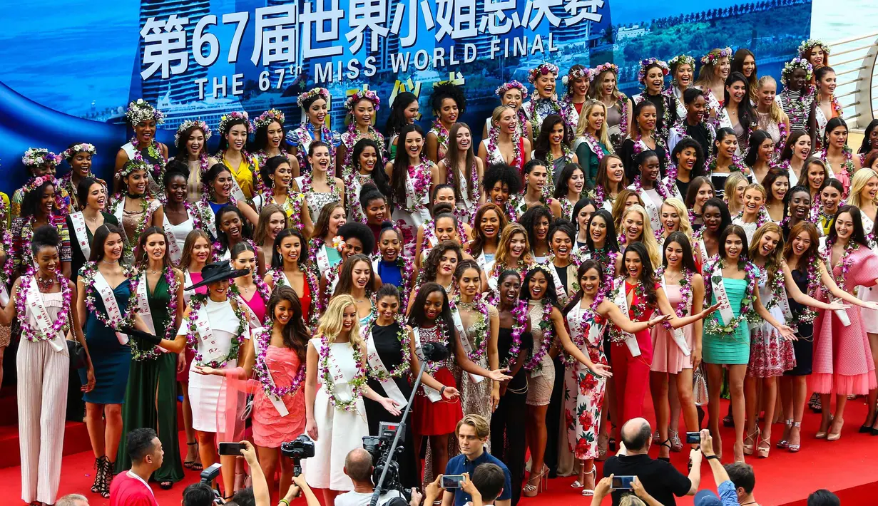 Sejumlah kontestan berpose selama pembukaan Miss World ke-67 di Sanya, Provinsi Hainan, China, (7/11). Malam final Miss World ke-67 ini akan berlangsung di Sanya pada 18 November mendatang. (AFP Photo/Str/China Out)