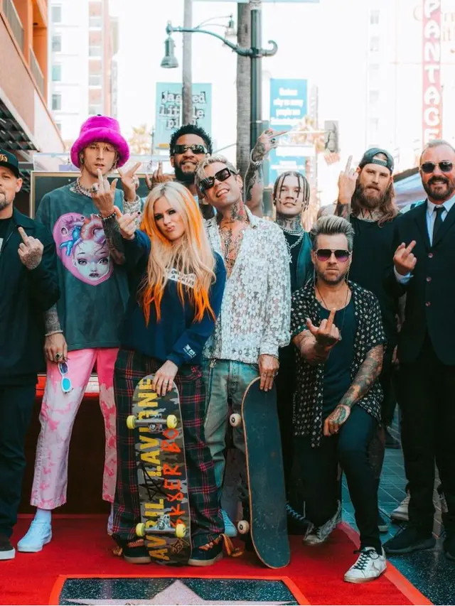 Avril Lavigne Mengulang Tampilannya Semasa Remaja saat Raih Hollywood Walk of Fame