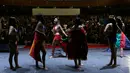 Peserta Sara Nusta atau kontes Ratu Adat berjalan di atas panggung selama kompetisi di Quito, 31 Agustus 2018. Wanita-wanita dari berbagai etnis berpartisipasi dalam kontes tahunan memilih wanita pribumi paling cantik di Ekuador. (AP/Dolores Ochoa)
