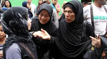 Dorce Gamalama berkunjung ke rumah Mpok Nori di kawasan Bambu Apus, Jakarta Timur, Jumat (3/4/2015). Sejumlah artis mendatangi rumah Mpok Nori setelah mendengar meninggalnya  komedian senior tersebut. (Liputan6.com/Helmi Afandi)