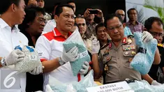 Kepala BNN, Komjen Budi Waseso (tengah) menunjukan barang bukti ekstasy saat rilis di Mapolda Metro Jaya, Jakarta, Rabu (7/10/2015).  47kg shabu dan 520 ribu butir ekstasy berhasil diamankan dari 4 orang tersangka. (Liputan6.com/Yoppy Renato)