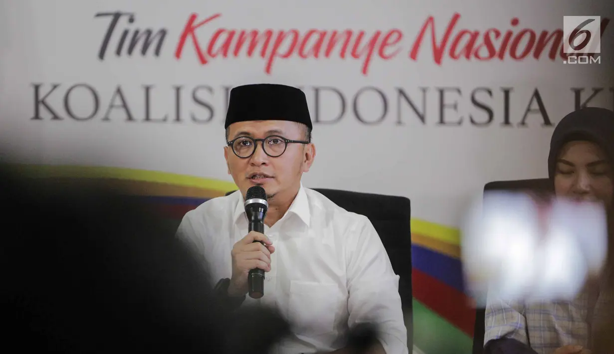 Direktur Konten TKN Jokowi-Ma'ruf Amin, Fiki Satari memberikan keterangan terkait OTT KPK terhadap Ketum PPP Romahurmuziy, Jakarta, Jumat (15/3). TKN menyebut OTT Romahurmuziy menunjukkan pemerintah tidak mengintervensi hukum. (Liputan6.com/Faizal Fanani)
