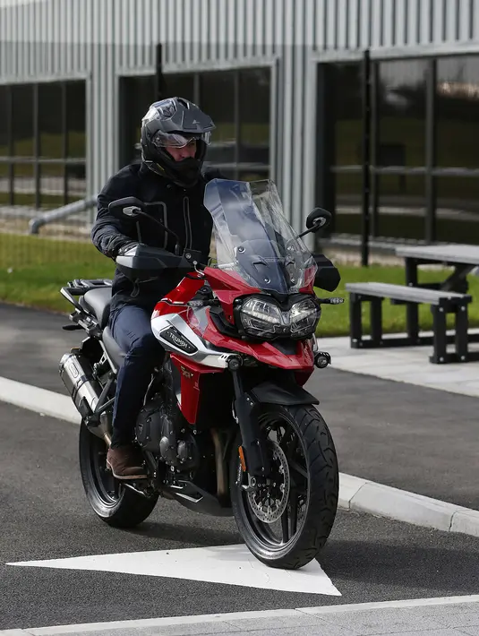 Pangeran William mengendarai motor Triumph Tiger 1200 terbaru dalam kunjungannya ke pabrik Triumph Motorcycles di Hinckley, Inggris, Selasa (20/2). Selain menjajal motor, William juga melihat proses perakitan moge Triumph. (Ian Vogler/Pool via AP)