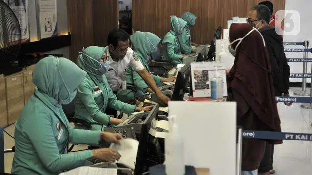 Antrean Pembatalan Tiket Kereta di Stasiun Pasar Senen
