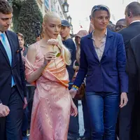 Alih alih membawa tas dari rumah mode Dior seperti kebanyakan tamu front row lainnya, sang aktris justru hadir sambil menjinjing setangkai bunga mawar merah muda yang terlihat begitu romantis. [@iammeysam_].