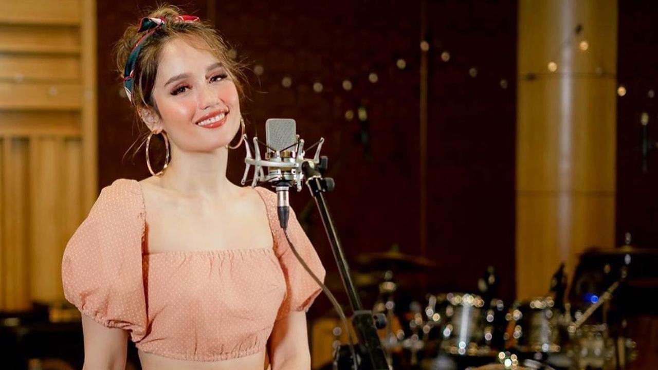 [Fimela] Cinta Laura