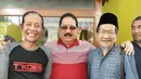 Sudah banyak artis pendatang baru yang hiasi layar kaca, namun nama tiga artis senior Tanah Air ini tetap melekat di hati masyarakat. Namanya seakan tak tergerus oleh zaman dan tetap diingkat meski sudah puluhan tahun berlalu. Sekadar ngobrol dan bincang ringan, kebahagiaan terpancar jelas di wajah tiga artis senior ini. (Liputan6.com/IG/@yusuf_jaka)