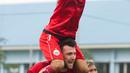 Pemain Persija Jakarta, Marko Simic menggendong Riko Simanjuntak saat latihan di Lapangan Sutasoma, Jakarta, Senin (12/3/2018). Persija berlatih jelang laga Piala AFC melawan Song Lam Nghe An. (Bola.com/Asprilla Dwi Adha)