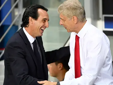 Unai Emery berjabat tangan dengan Arsene Wenger selama pertandingan Grup A Liga Champions UEFA antara PSG dan Arsenal di stadion Parc des Princes di Paris 13 September 2016. Unai resmi menjadi pelatih Arsenal mengantikan Wanger. (AFP Photo/Franck Fife)