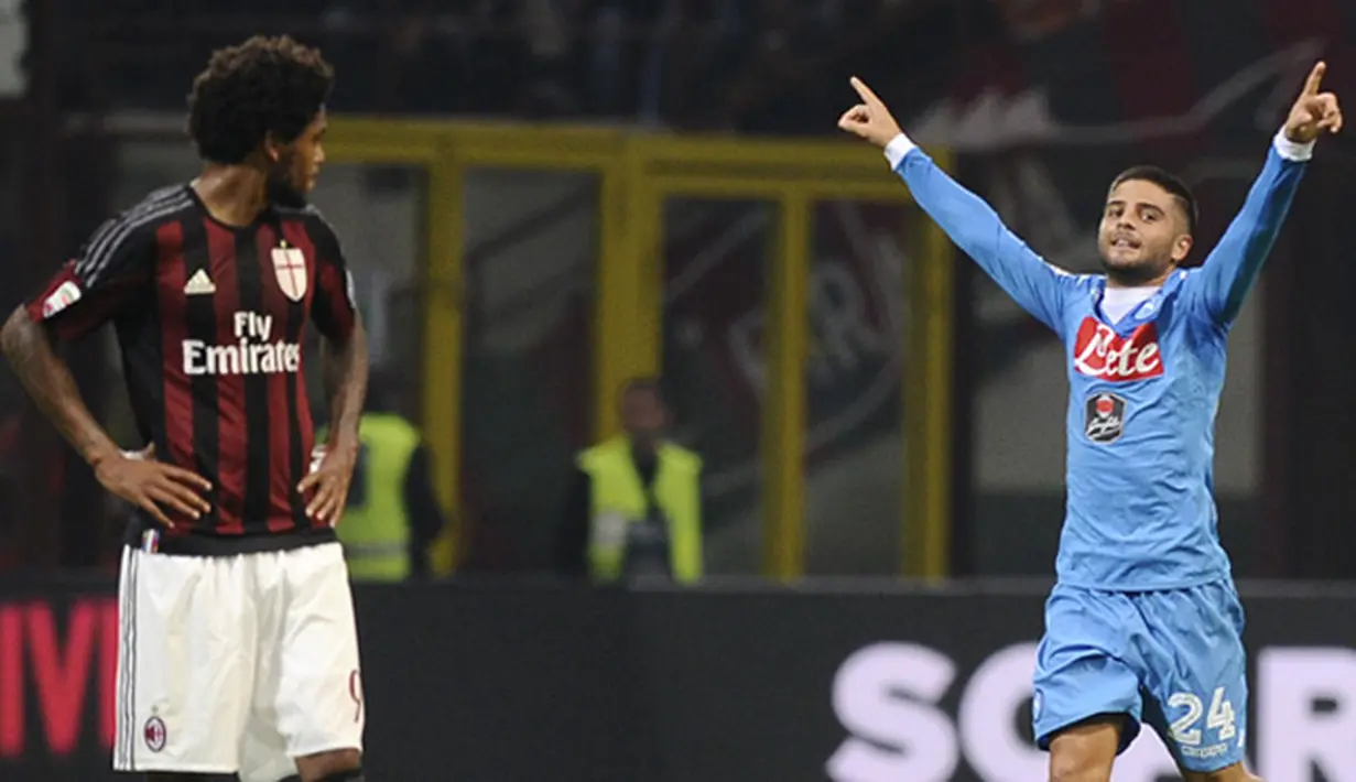 Penyerang Napoli, Lorenzo Insigne (kanan) melakukan selebrasi usai mencetak gol kegawang AC Milan pada Lanjutan liga Italia di Stadion San Siro (4/10/2015). AC Milan Kalah telak atas Napoli dengan skor 0-4. (REUTERS/Giorgio Perottino)