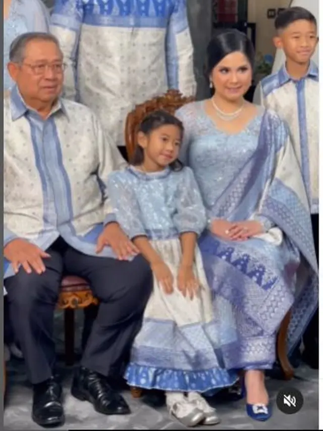 Di Momen Pemotretan Lebaran Keluarga SBY , Annisa Pohan Tampil Anggun dengan Kebaya dan Sepatu Seharga Rp17 Juta
