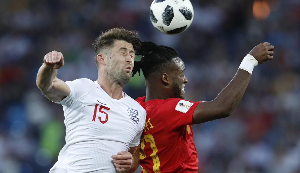 Bek Inggris, Gary Cahill, duel udara dengan striker Belgia, Michy Batshuayi, pada laga grup G Piala Dunia di Stadion Kaliningrad, Kaliningrad, Rabu (28/6/2018). Belgia menang 1-0 atas inggris. (AP/Hassan Ammar)