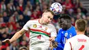 Pemain Hungaria Attila Szalai (kiri) berebut bola dengan pemain Italia Wilfried Gnonto pada pertandingan sepak bola UEFA Nations League di Puskas Arena, Budapest, Hungaria, 26 September 2022. Italia berhasil mengalahkan Hungaria dengan skor 2-0. (Tamas Kovacs/MTI via AP)