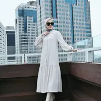 Salah satu fashion item Adelia Pasha adalah kacamata. Selain melindungi dari sinar matahari, penampilan ibu empat anak itu makin stylish dengan kacamata hitam.(Liputan6.com/IG/@princessyahrini)