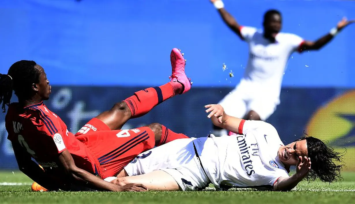 Pemain PSG, Edinson Cavani (kanan), berebut bola dengan bek Lyon, Bakary Kone, dalam final Piala Super Prancis 2015 di Stadion Stade Saputo, Montreal, Minggu (2/8/2015) dini hari WIB. (AFP Photo/Franck Fife)
