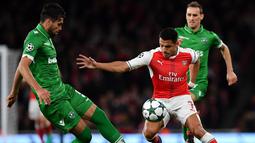 Pemain Arsenal, Alexis Sanchez, berusaha melewati pemain Ludogorets dalam laga Grup A Liga Champions di Stadion Emirates, Kamis (20/10/2016) dini hari WIB. (AFP/Ben Stansall)
