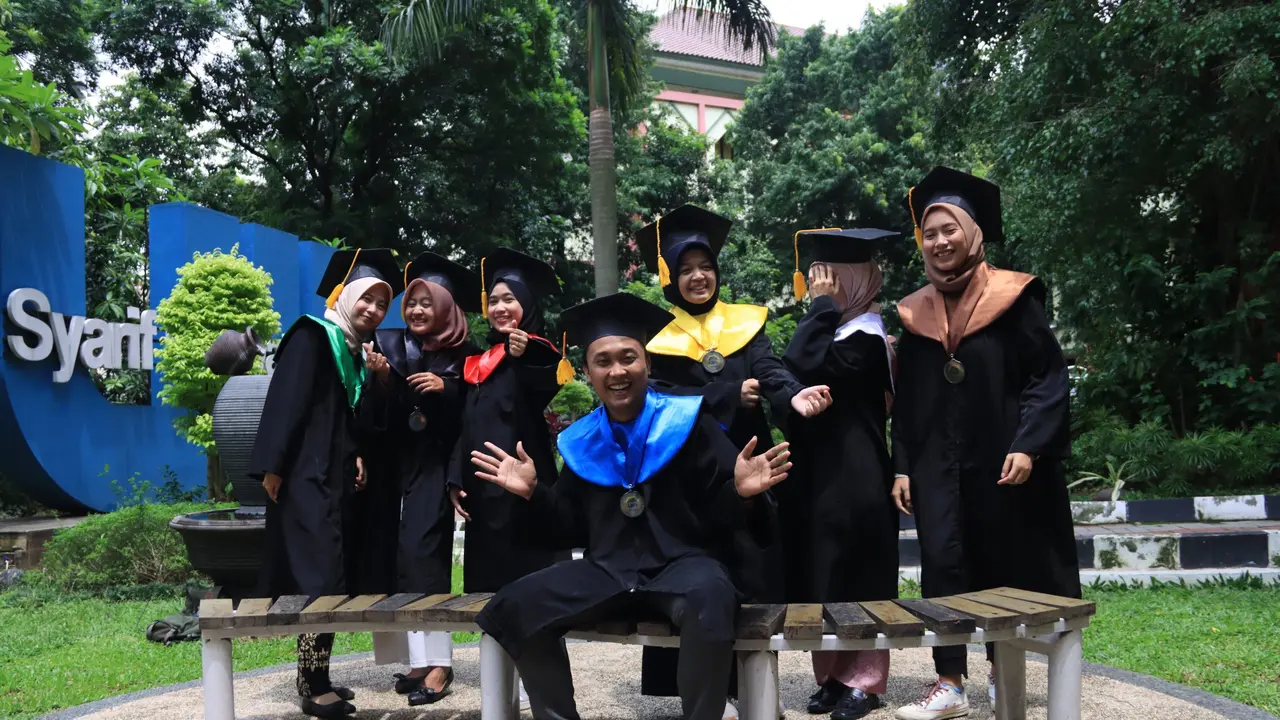 Wisudawan berfoto di halaman UIN Syarif Hidayatullah Jakarta
