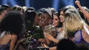 Miss Afrika Selatan, Zozibini Tunzi mendapat ucapan selamat dari kontestan lainnya usai dinobatkan menjadi Miss Universe 2019 pada malam final di Tyler Perry Studios, Atlanta, Minggu (8/12/2019). Zozibini Tunzi, 26, dinobatkan menjadi Miss Universe 2019. (VALERIE MACON / AFP)