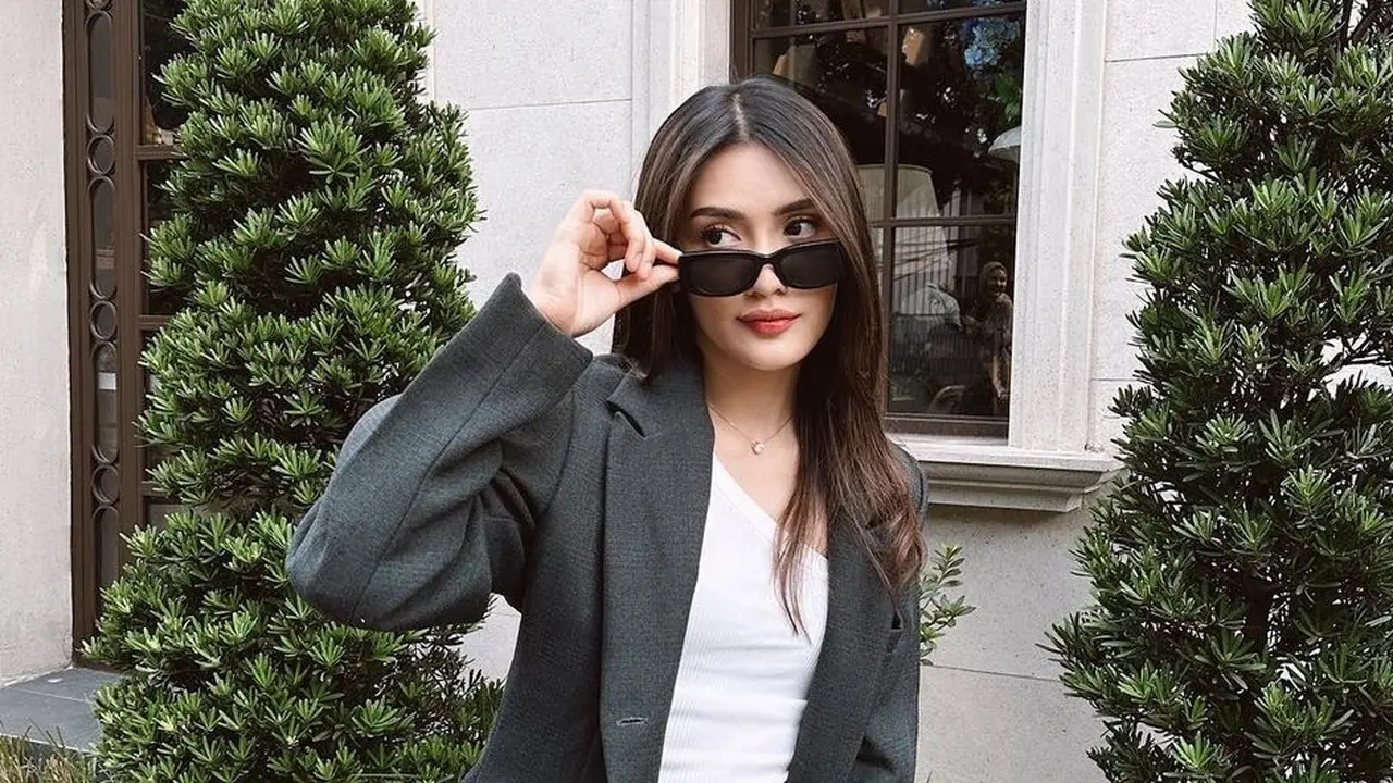 Anissa Aziza tampil keren (Instagram/anissaaziza)