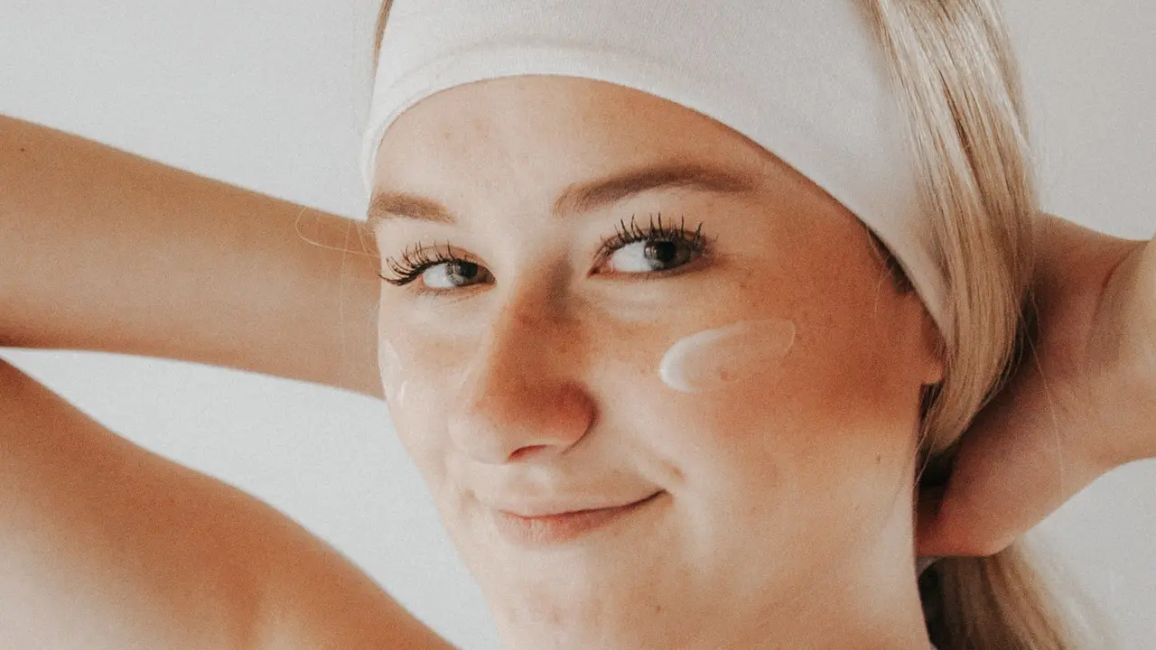 Simak, Cara Reapply Sunscreen Tanpa Harus Merusak Makeup